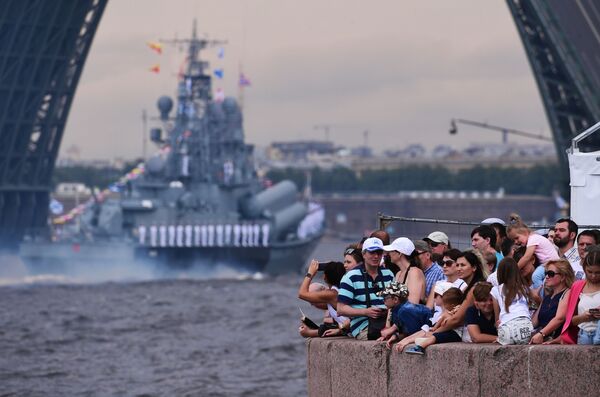 جشن نیروی دریایی روسیه در سن‌پیترزبورگ - تماشاچیان - اسپوتنیک ایران  