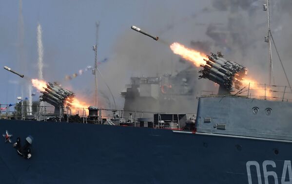 جشن نیروی دریایی روسیه در سن‌پیترزبورگ - آتشباری از «اسمرچ-2» روسیه - اسپوتنیک ایران  