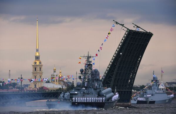 جشن نیروی دریایی روسیه در سن‌پیترزبورگ - شناور موشکی «پاسات» نیروی دریایی روسیه - اسپوتنیک ایران  