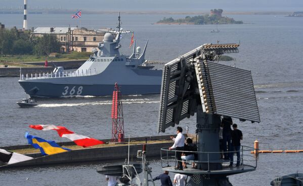 جشن نیروی دریایی روسیه در سن‌پیترزبورگ - کشتی گشت « واسیلی بیکوف» در کرونشتاد - اسپوتنیک ایران  