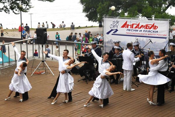 جشن نیروی دریایی روسیه - هنرنمایی گروه رقص و آواز در ولادی‌واستوک - اسپوتنیک ایران  