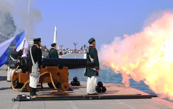 جشن نیروی دریایی روسیه - آتش توپ‌ها در سواستوپل - اسپوتنیک ایران  