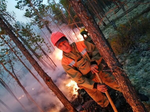 کارمندان وزارت حفاظت از منابع طبیعی جمهوری ساخا (یاکوتیا) در حال مبارزه با آتش‌سوزی - اسپوتنیک ایران  
