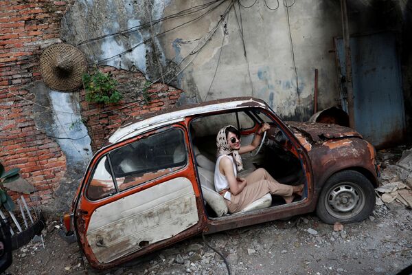 گردشگر در خودروی قدیمی در بانکوک - اسپوتنیک ایران  