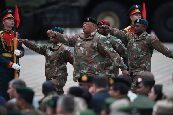 نظامیان آفریقای جنوبی در مراسم افتتاحیه بازی های بین المللی ارتش های « آرمیا ۲۰۱۹» در پارک نظامی پاتریوت  - اسپوتنیک ایران  