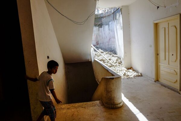 پسربچه ای از خانواده پناهندگان سوری در یکی از خانه های شهر حلبه - اسپوتنیک ایران  