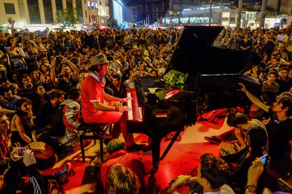 مردی برای مخالفین در میدان تقسیم استانبول پیانو می نوازد - اسپوتنیک ایران  
