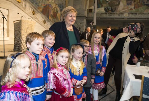 نخست وزیر نروژ ارنا سولبرگ در بین کودکان با لباس سنتی سامسکی  - اسپوتنیک ایران  