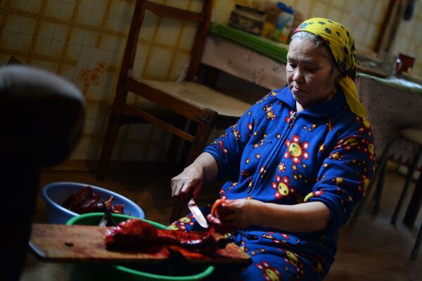زنی از بومیان هانتی در آشپزخانه اش - اسپوتنیک ایران  