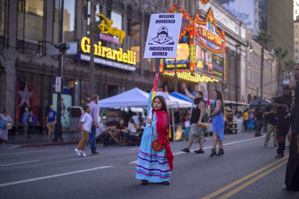 دختری با روسری در بلوار هالیوود در جشن بومیان در لس آنجلس - اسپوتنیک ایران  