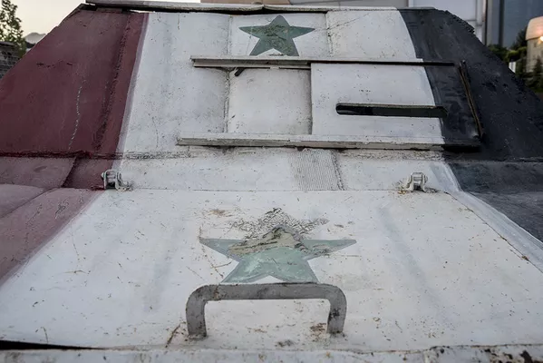 غنائم جنگی از میدان مبارزه با داعش در موزه تهران غنائم جنگی از میدان مبارزه با داعش در موزه تهران - اسپوتنیک ایران