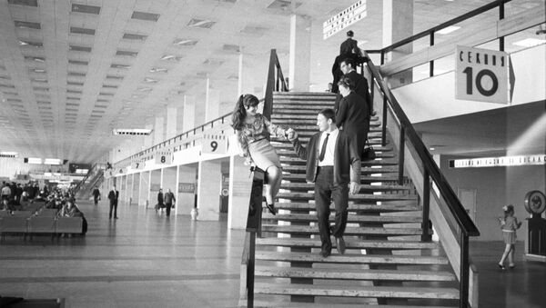 هنرپیشه شوروی تامارا دگتیاروا با دوستش در فرودگاه شرمتوا - اسپوتنیک ایران  