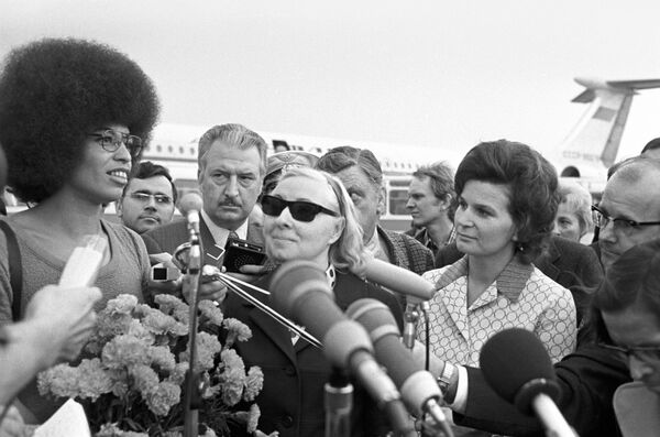 نماینده کمیته زنان شوروی ، فضانورد والنتینا ترشکوا در سمت راست با آنجلا دیوس آمریکایی در فرودگاه شرمتوا ، سال ۱۹۷۲ - اسپوتنیک ایران  