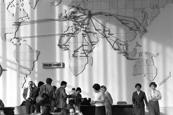 در سالن انتظار فرودگاه شرمتوا، سال ۱۹۷۷ - اسپوتنیک ایران  