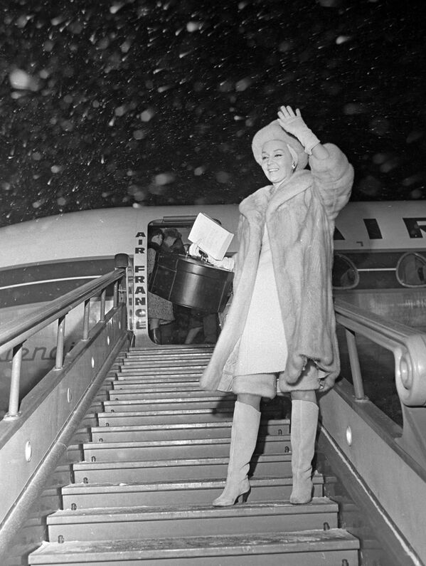 هنرپیشه فرانسوی لیودمیلا چرین در فرودگاه بین المللی شرمتوا ، سال ۱۹۶۵ - اسپوتنیک ایران  