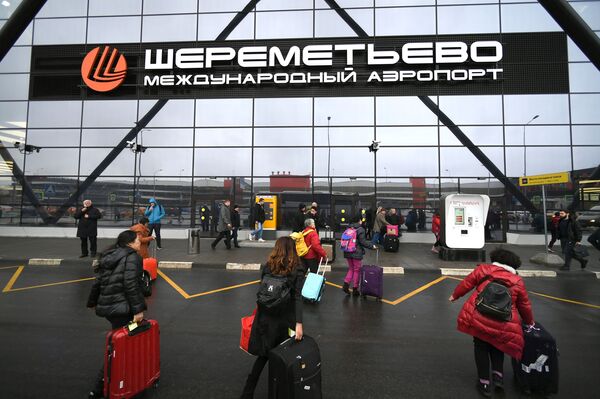 مسافران در ورودی ترمینال بی فرودگاه شرمتوا در مسکو - اسپوتنیک ایران  