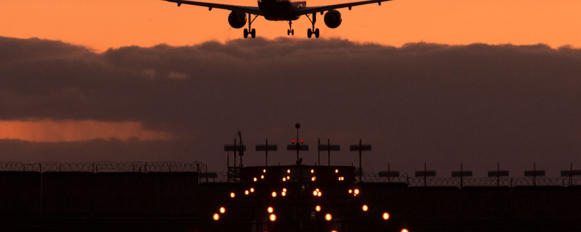 Самолет Airbus A320 авиакомпании Аэрофлот заходит на посадку в международном аэропорту Шереметьево, 2014 год - اسپوتنیک ایران  , 1920, 11.04.2023