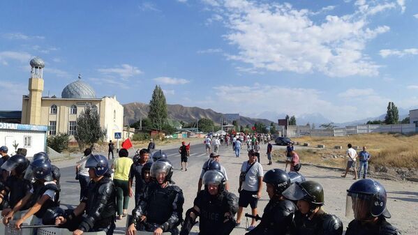 پلیس و ساکنان محلی در روستای کویتاش که در آنجا به جان رئیس جمهور سابق قرقیزستان سوءقصد شد - اسپوتنیک ایران  