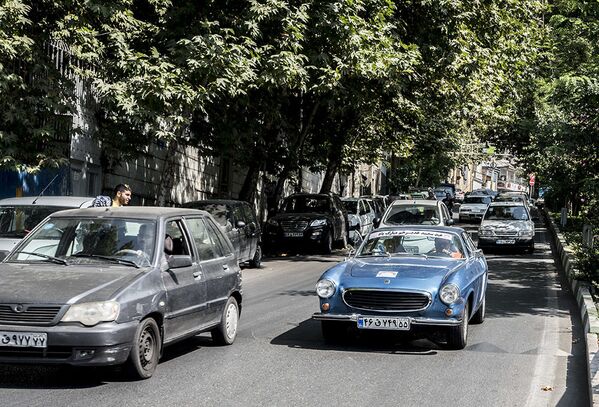 اتومبیل ها در رژه خودروهای قدیمی در خیابان های تهران - اسپوتنیک ایران  