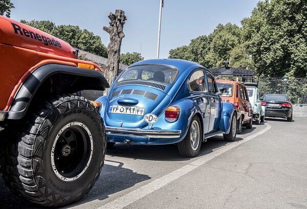 اتومبیل ها در رژه خودروهای قدیمی در خیابان های تهران - اسپوتنیک ایران  