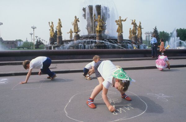 کودکان با گچ روی آسفالت نقاشی می کشند ، سال ۱۹۸۴ مسکو - اسپوتنیک ایران  