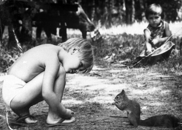 پسربچه ای با سنجاب در سال ۱۹۸۸ - اسپوتنیک ایران  