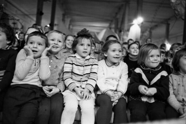 کودکان در سیرک در مسکو سال ۱۹۶۹ - اسپوتنیک ایران  