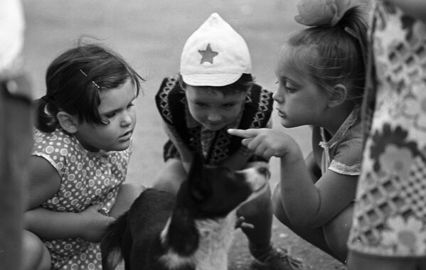 بچه ها در حال بازی با سگ سال ۱۹۷۶ - اسپوتنیک ایران  
