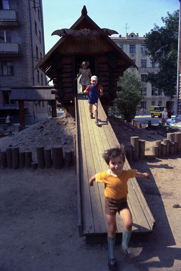 بچه ها در میدان بازی در مسکو، سال ۱۹۷۵ - اسپوتنیک ایران  