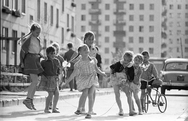 بچه ها مشغول بازی در مسکو سال ۱۹۶۶ - اسپوتنیک ایران  