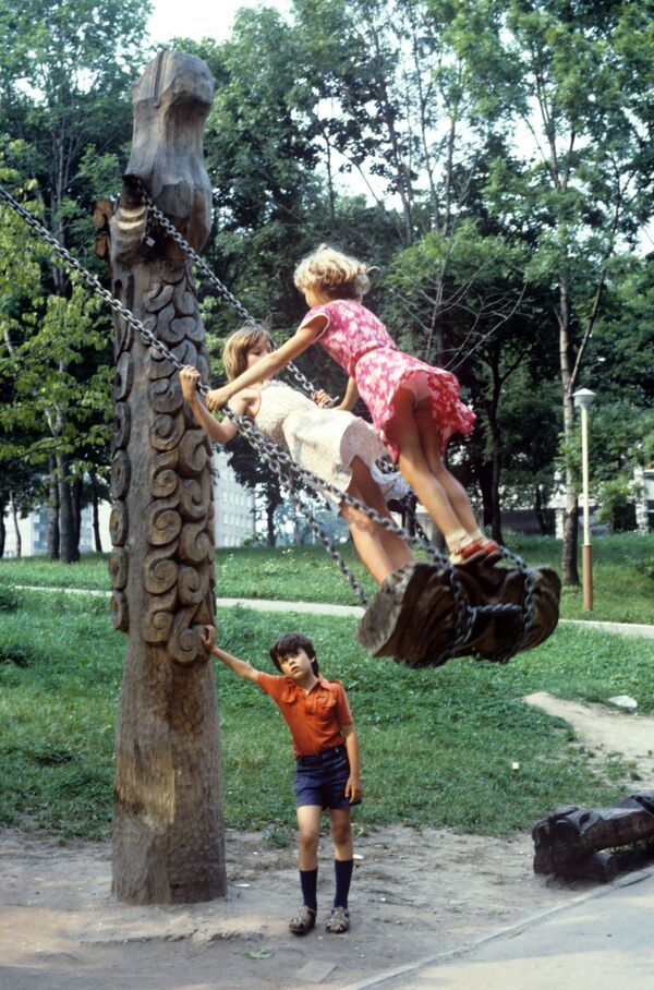 بچه ها مشغول بازی سال ۱۹۸۶
 - اسپوتنیک ایران  