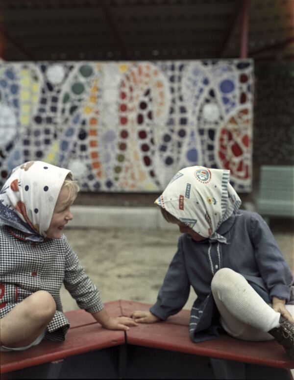 بچه ها مشغول بازی سال ۱۹۷۳
 - اسپوتنیک ایران  