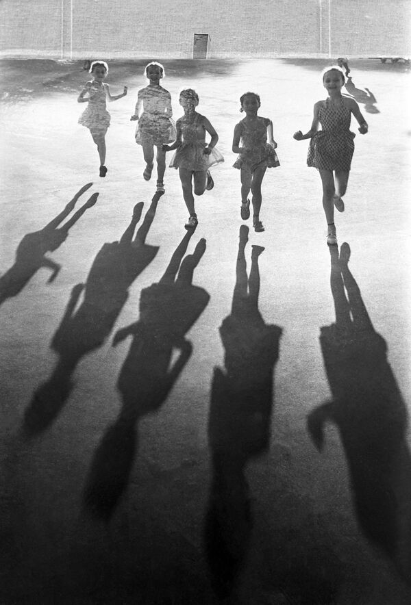 بچه ها مشغول بازی سال ۱۹۶۳
 - اسپوتنیک ایران  