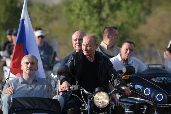 ولادیمیر پوتین، رئیس جمهور روسیه در شوی بین‌المللی موتوری  - اسپوتنیک ایران  