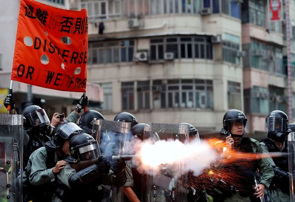 استفاده از گاز اشک‌آور توسط پلیس در هنگ‌کنگ - اسپوتنیک ایران  