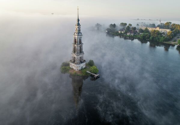 برج ناقوس کلیسای غرق شده در آب در حاشیه رود ولگا روسیه - اسپوتنیک ایران  