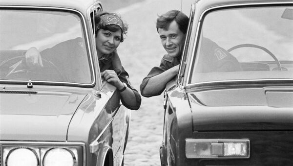 مرد و زنی در ماشین های ژیگولی تولید شوروی در سال ۱۹۷۱ - اسپوتنیک ایران  