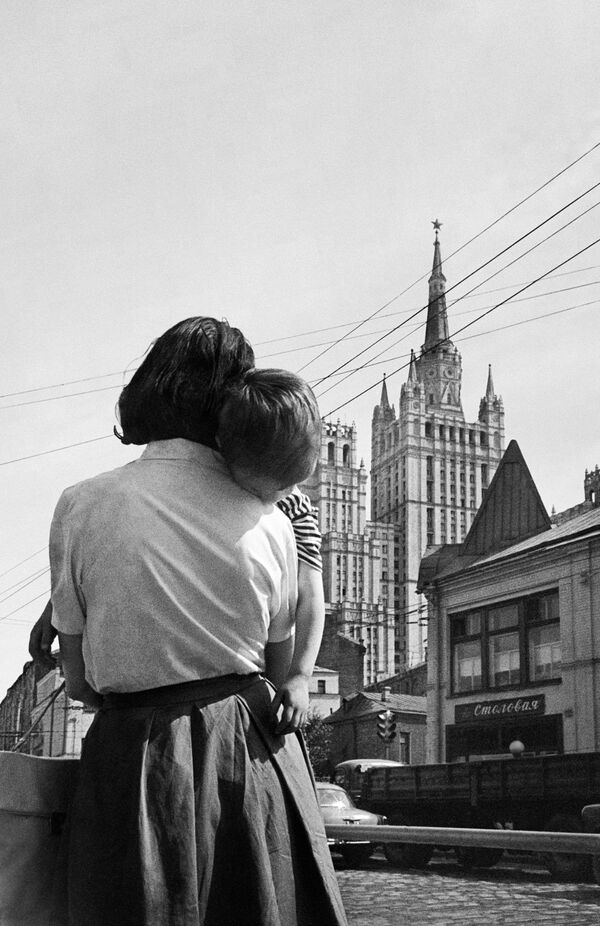 پسربچه خسته در آغوش مادر در خیابان های مسکو سال ۱۹۶۳ - اسپوتنیک ایران  