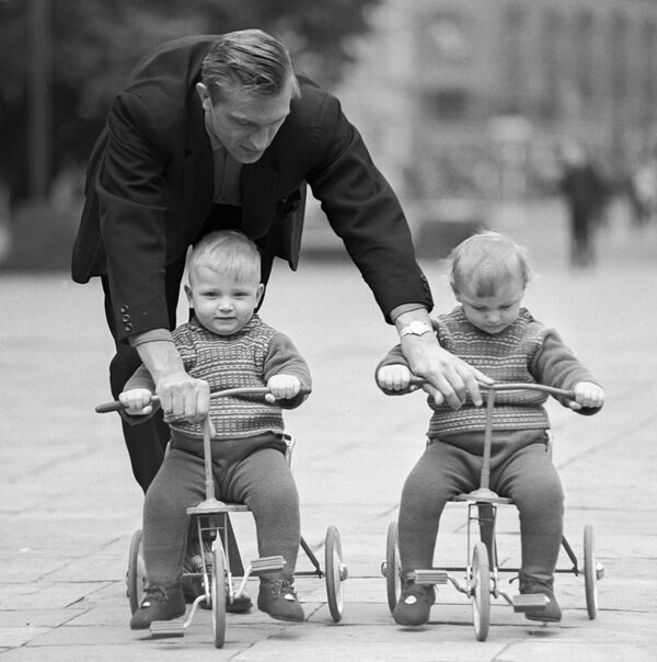 پدر به کودکانش دوچرخه سواری یاد می دهد، سال ۱۹۶۸ - اسپوتنیک ایران  