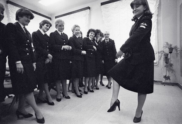 مهمانداران هواپیما در کلاس رقص مدرسه هوانوردی سال ۱۹۸۴ - اسپوتنیک ایران  