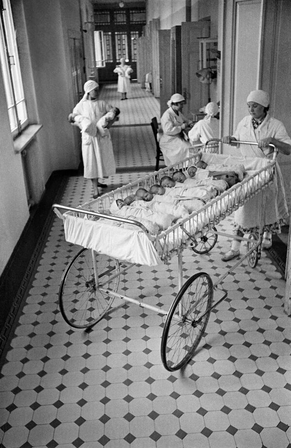 زمان شیر دادن به کودکان تازه متولد شده در یکی از زایشگاه های مسکو ، سال ۱۹۵۵ - اسپوتنیک ایران  
