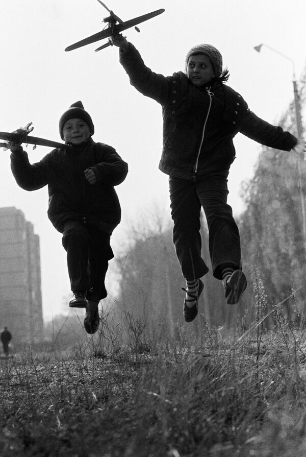 بچه ها مشغول بازی ، سال ۱۹۸۸ - اسپوتنیک ایران  
