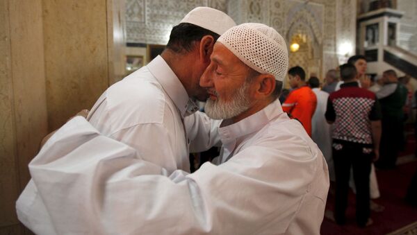 Мусульмане обмениваются приветствиями в честь праздника Ураза-Байрам в Багдаде, Ирак - اسپوتنیک ایران  
