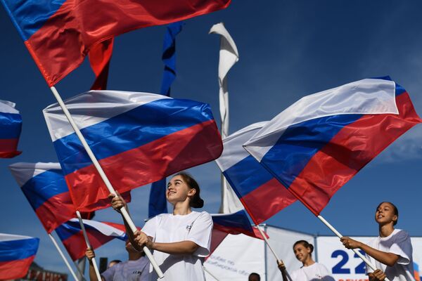 شرکت کنندگان جشن پرچم روسیه در نووسیبیرسک - اسپوتنیک ایران  