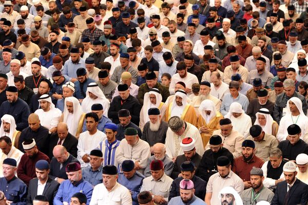 مسلمانان در حال خواندن نماز پس از افتتاحیه مسجد  افتخار مسلمانان با نام حضرت محمد (ص) در شالی چچن - اسپوتنیک ایران  