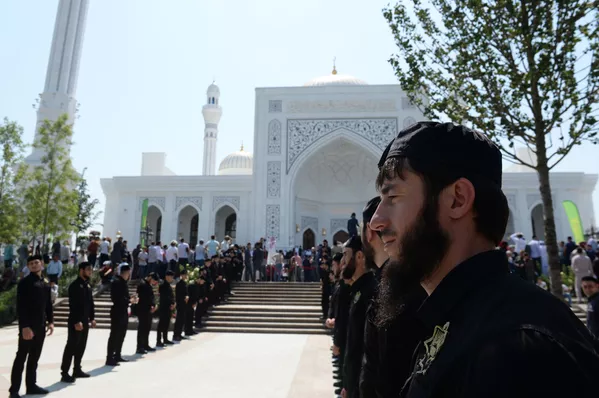 مسلمانان در مراسم افتتاحیه مسجد افتخار مسلمانان با نام حضرت محمد (ص) در شالی چچن مسلمانان در مراسم افتتاحیه مسجد افتخار مسلمانان با نام حضرت محمد (ص) در شالی چچن - اسپوتنیک ایران