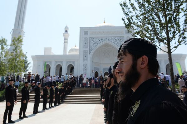 مسلمانان در مراسم افتتاحیه مسجد  افتخار مسلمانان با نام حضرت محمد (ص) در شالی چچن - اسپوتنیک ایران  