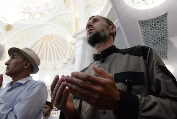 مسلمانان در حال خواندن نماز پس از افتتاحیه مسجد افتخار مسلمانان با نام حضرت محمد (ص) در شالی چچن مسلمانان در حال خواندن نماز پس از افتتاحیه مسجد افتخار مسلمانان با نام حضرت محمد (ص) در شالی چچن - اسپوتنیک ایران