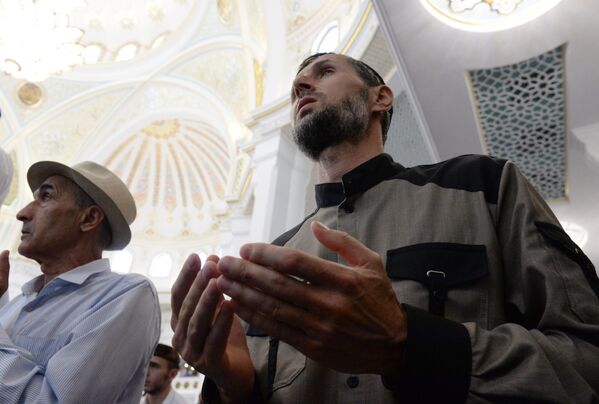 مسلمانان در حال خواندن نماز پس از افتتاحیه مسجد  افتخار مسلمانان با نام حضرت محمد (ص) در شالی چچن - اسپوتنیک ایران  