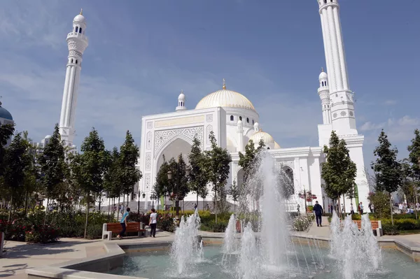 فواره مسجد افتخار مسلمانان با نام حضرت محمد (ص) در شالی چچن فواره مسجد افتخار مسلمانان با نام حضرت محمد (ص) در شالی چچن - اسپوتنیک ایران
